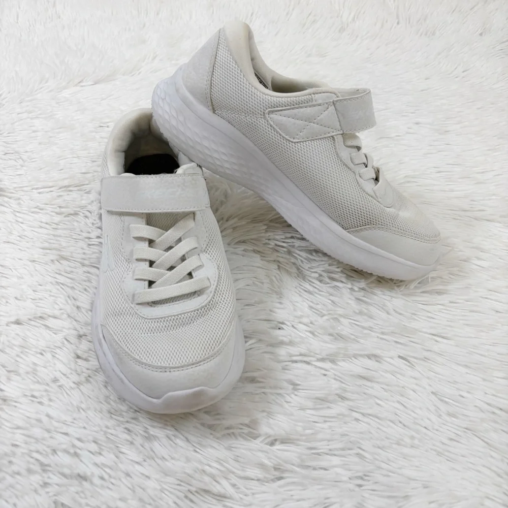Sketchers girl's‎ white sneakers Shoes